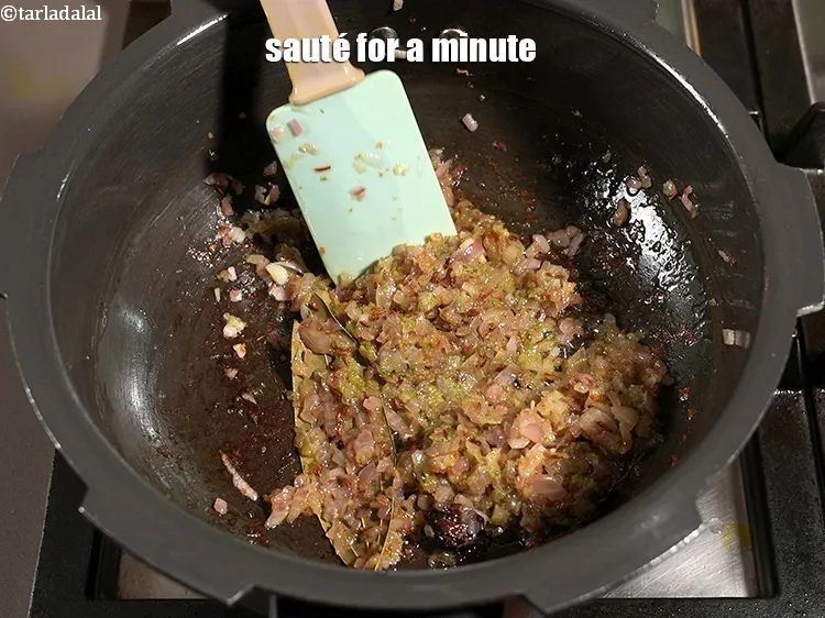 स्टेप 17 – <p>एक मिनट तक भून लें।</p>