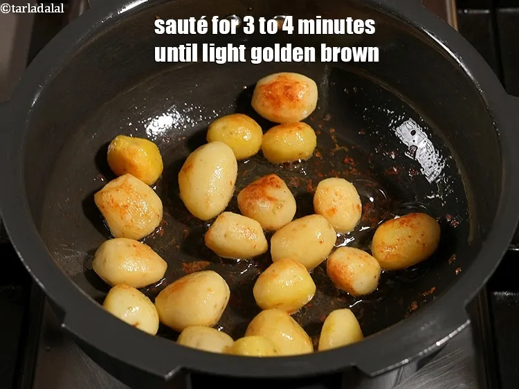 स्टेप 7 – <p>हल्का सुनहरा भूरा होने तक 3 से 4 मिनट तक …