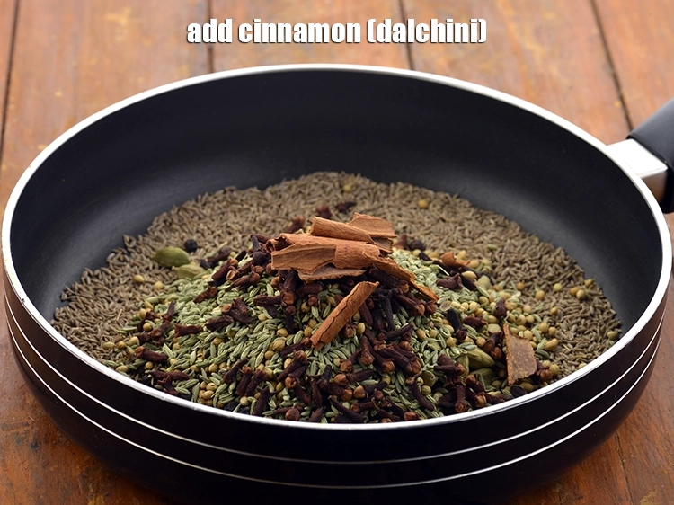 स्टेप 8 – <p><span style="background-color:rgb(255,255,255);color:rgb(13,13,13);">१० </span><a href="https://www.tarladalal.com/glossary-cinnamon-dalchini-hindi-346i"><strong>दालचीनी</strong></a><span style="background-color:rgb(255,255,255);color:rgb(13,13,13);"> की डंडियाँ , प्रत्येक डंडी …