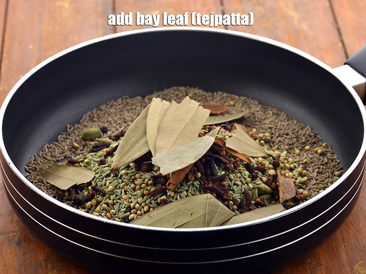 स्टेप 9 – <p><a href="https://www.tarladalal.com/glossary-bay-leaf-tejpatta-bay-leaves-hindi-189i"><strong>तेजपत्ता</strong></a> डालें। यदि वे विशाल हैं तो उन्हें अपने …