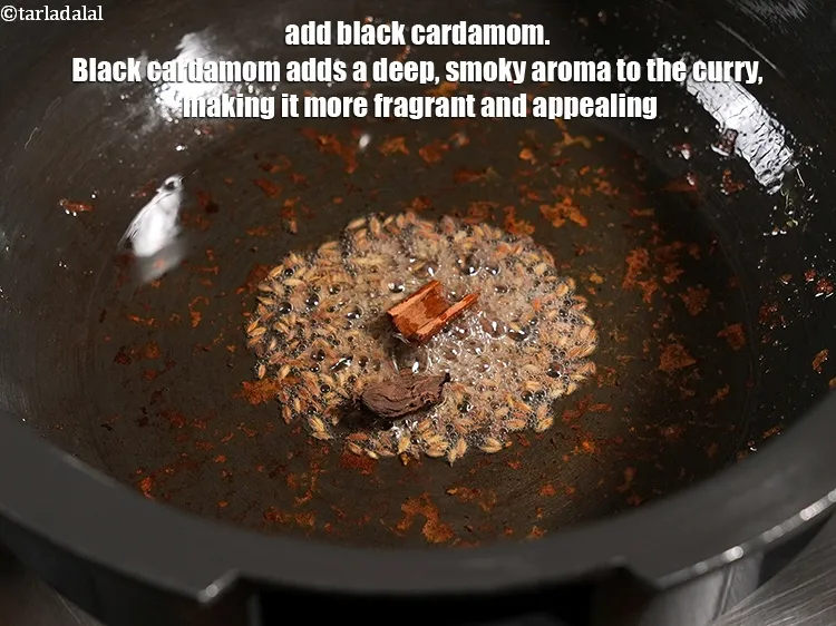 स्टेप 11 – <p>१&nbsp;<a href="https://www.tarladalal.com/glossary-black-cardamom-badi-elaichi-moti-elaichi-hindi-263i">बड़ी इलायची</a>&nbsp;डालें।&nbsp;बड़ी इलायची करी में एक गहरी, धुएँ जैसी …