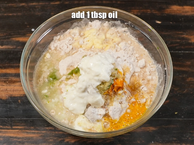 स्टेप 19 – <p><span style="background-color:rgb(255,255,255);color:rgb(0,0,0);">१ टेबल-स्पून तेल डालें।</span></p>