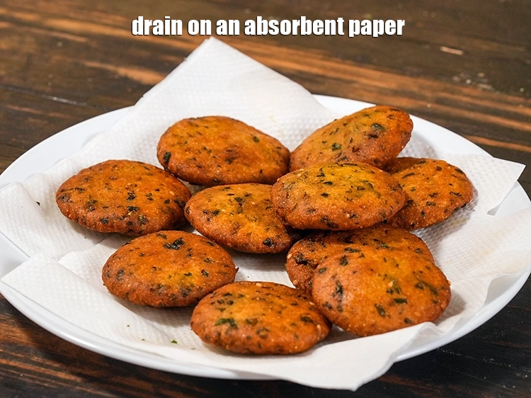 स्टेप 26 – <p>एक टिशू पेपर पर निकाल लें।</p>