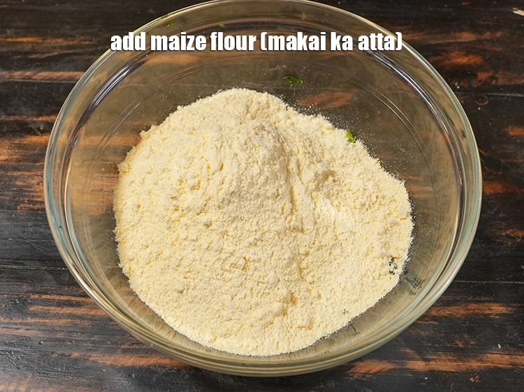 स्टेप 4 – <p>इसमें १ कप मकई का आटा डालें। यह दरदरे बनावट …