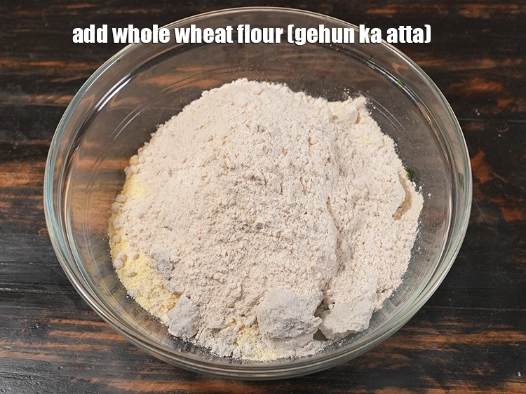 स्टेप 6 – <p>इसमें १/२ कप गेहूं का आटा डालें।</p>