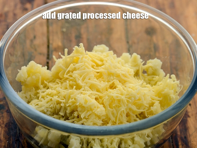 स्टेप 9 – <p>१/२ कप&nbsp;<a href="https://www.tarladalal.com/glossary-grated-processed-cheese-hindi-868i">कद्दूकस किया हुआ प्रोसेस्ड चीज़</a>&nbsp;डालें। हमने प्रोसेस्ड चीज़ …