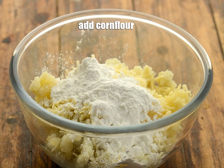 स्टेप 10 – <p>३ टेबल-स्पून&nbsp;<a href="https://www.tarladalal.com/glossary-cornflour-cornstarch-maize-starch-corn-flour-hindi-112i">कॉर्नफ्लोर</a> डालें। यह सभी सामग्रियों को एक साथ …