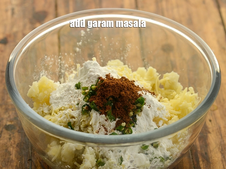 स्टेप 12 – <p>१/२ टी-स्पून&nbsp;<a href="https://www.tarladalal.com/glossary-garam-masala-hindi-296i">गरम मसाला</a> डालें।</p>