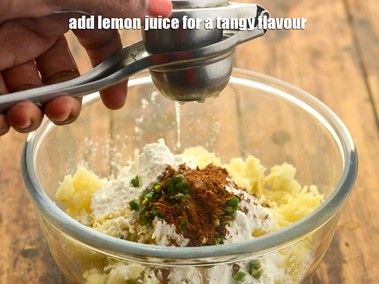 स्टेप 13 – <p>तीखे स्वाद के लिए इसमें १ टी-स्पून&nbsp;<a href="https://www.tarladalal.com/glossary-lemon-juice-numbi-ka-ras-nimbu-ka-juice-hindi-471i">नींबू का रस</a> …