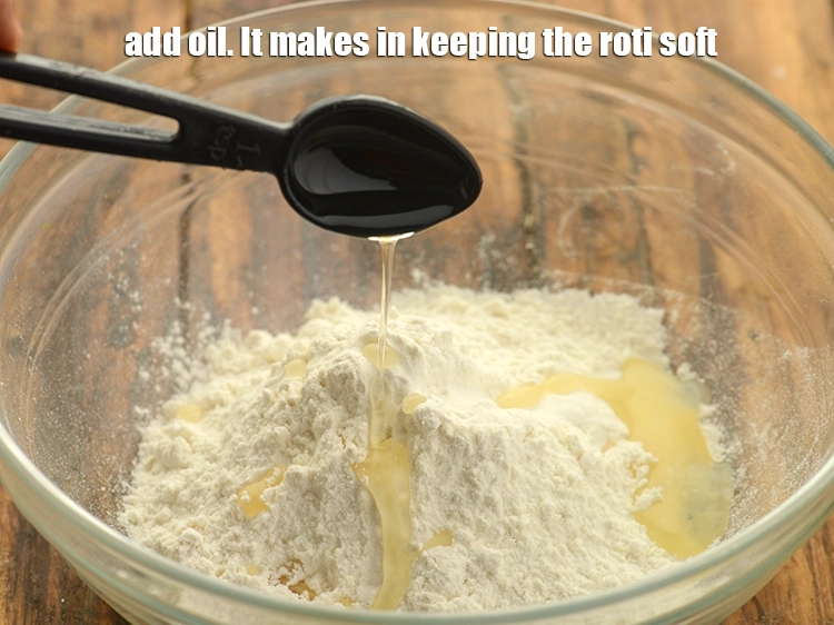 स्टेप 3 – <p>१/२ टेबल-स्पून&nbsp;<a href="https://www.tarladalal.com/glossary-oil-hindi-671i">तेल</a>&nbsp;डालें। इससे रोटी नरम बनी रहती है।</p>