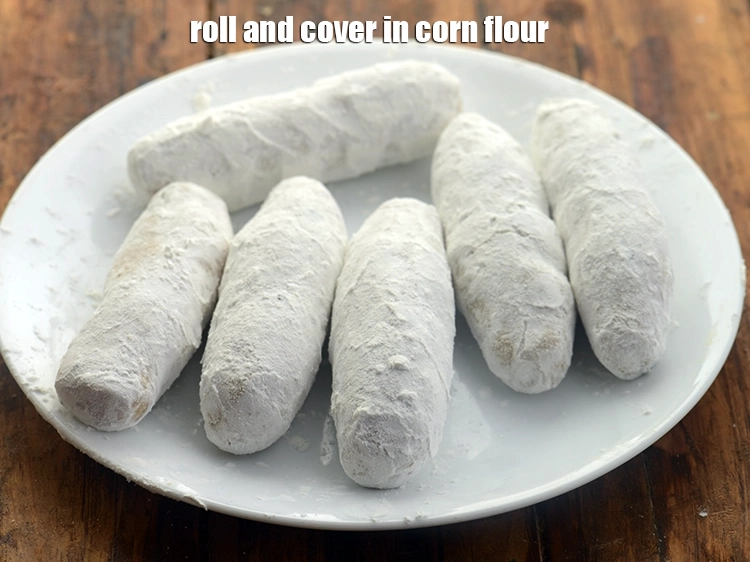 स्टेप 18 – <p>रोल करें और <a href="https://www.tarladalal.com/glossary-cornflour-cornstarch-maize-starch-corn-flour-hindi-112i"><u>कॉर्नफ्लोर</u></a>&nbsp; में लपेटें।&nbsp;</p>