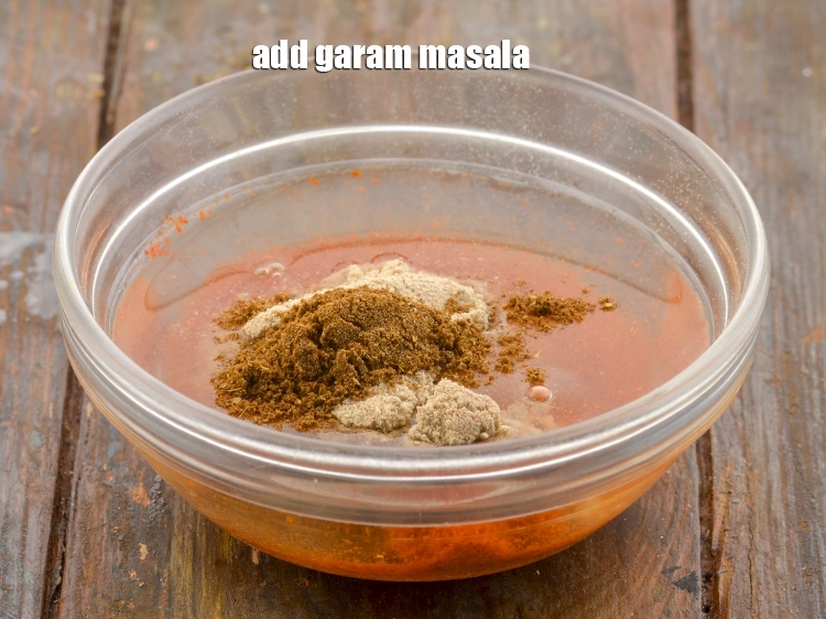 स्टेप 26 – <p>१/२ टेबल-स्पून&nbsp;<a href="https://www.tarladalal.com/glossary-garam-masala-hindi-296i">गरम मसाला</a>&nbsp;डालें।</p>