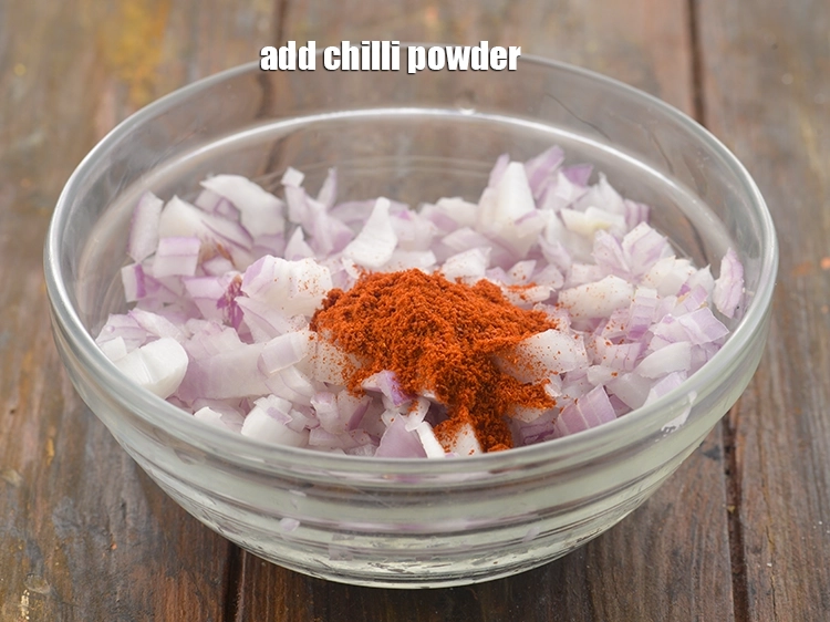 स्टेप 29 – <p>१/२ टी-स्पून&nbsp;<a href="https://www.tarladalal.com/glossary-chilli-powder-red-chilli-powder-hindi-339i">मिर्च पाउडर</a>&nbsp;डालें।</p>