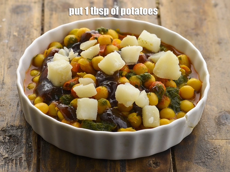 स्टेप 33 – <p>1&nbsp;टेबल-स्पून&nbsp;<a href="https://www.tarladalal.com/glossary-boiled-and-chopped-potatoes-hindi-1879i">उबले और कटे हुए आलू</a>&nbsp;डालें।</p>