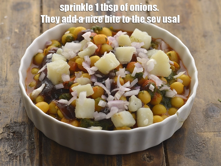 स्टेप 34 – <p>1 टेबल-स्पून&nbsp;बारीक&nbsp;<a href="https://www.tarladalal.com/glossary-chopped-onions-hindi-722i">कटा हुआ प्याज</a>&nbsp;छिड़कें। वे सेव उसल को एक …