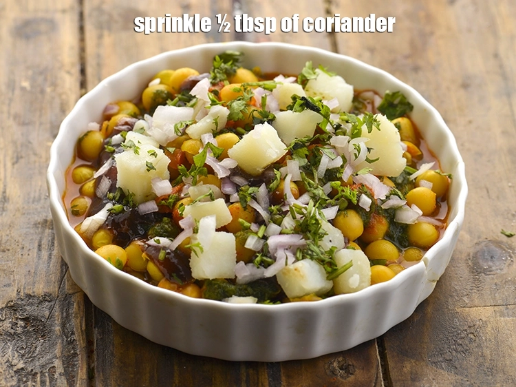 स्टेप 35 – <p>1/2 टेबल-स्पून&nbsp;बारीक&nbsp;<a href="https://www.tarladalal.com/glossary-chopped-coriander-hindi-783i">कटा हुआ हरा धनिया</a>&nbsp;छिड़कें।</p>