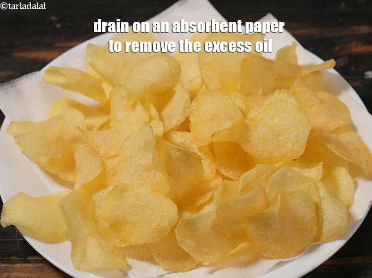 स्टेप 10 – <p>अतिरिक्त तेल निकालने के लिए इसे एक सोखने वाले कागज …