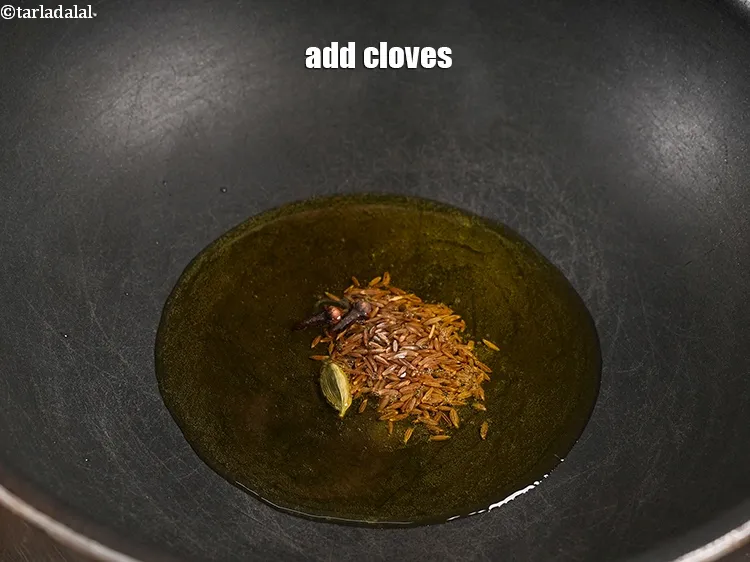 स्टेप 10 – <p>२&nbsp;<a href="https://www.tarladalal.com/glossary-cloves-laung-lavang-hindi-322i">लौंग (लवंग)</a>&nbsp;डालें।</p>