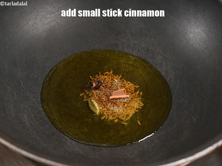 स्टेप 11 – <p>१ टी-स्पून&nbsp;<a href="https://www.tarladalal.com/glossary-cinnamon-dalchini-hindi-346i">दालचीनी</a>&nbsp;डालें।</p>