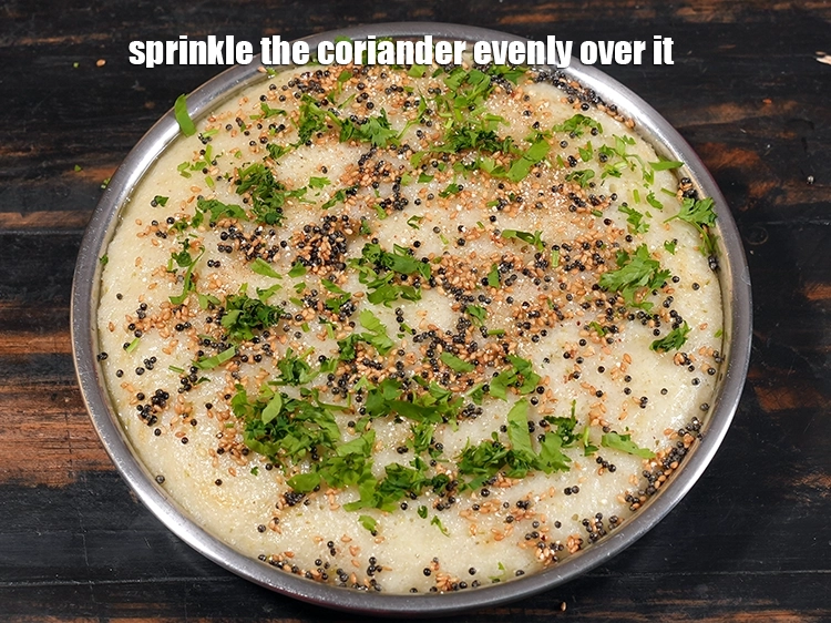 स्टेप 23 – <p><span style="background-color:rgb(255,255,255);color:rgb(0,0,0);">इसके ऊपर समान रूप से धनिया डालें। आप चाहे …