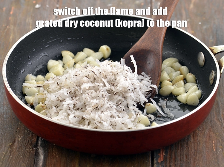 स्टेप 10 – <p><span style="background-color:rgb(255,255,255);color:rgb(0,0,0);">आंच से उतारें और पैन में नारियल डालें।</span></p>