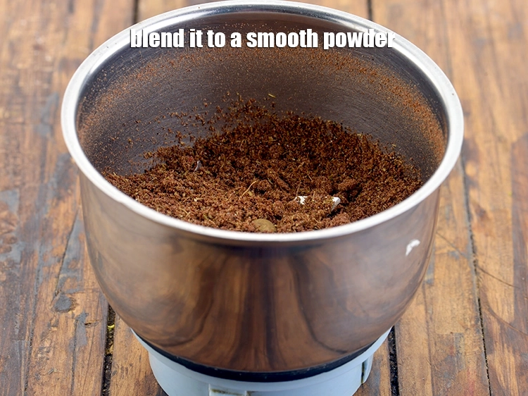 स्टेप 8 – <p>मसालों को एकदम बारीक़ पीस लें. आप चाहें तो सभी …