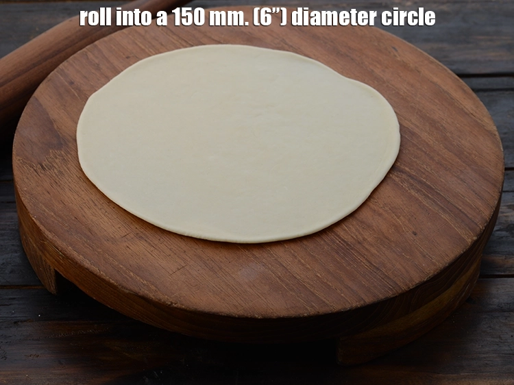 स्टेप 17 – <p><strong>भटूरा</strong><span style="background-color:rgb(255,255,255);color:rgb(0,0,0);"> के आटे का एक भाग लें और १५० …