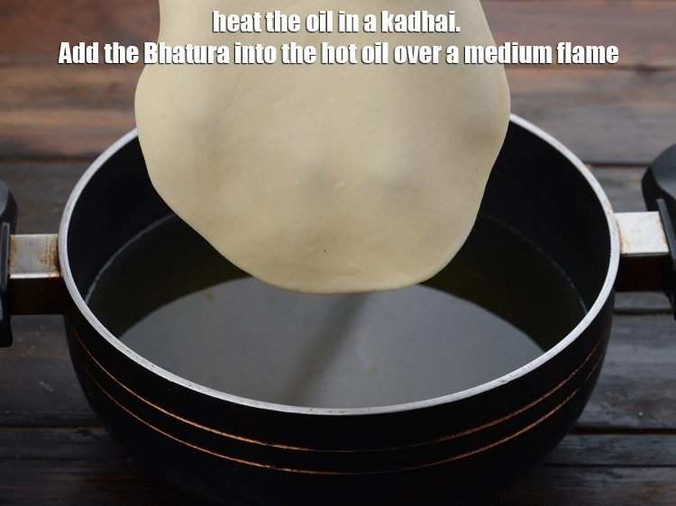 स्टेप 18 – <p><span style="background-color:rgb(255,255,255);color:rgb(0,0,0);">कढ़ाई में तेल गरम करें और मध्यम आंच पर …