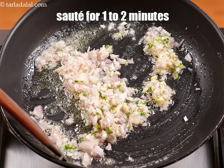 स्टेप 6 – <p><span style="background-color:rgb(255,255,255);color:rgb(0,0,0);">मध्यम आँच पर १ से २ मिनट तक भुन …