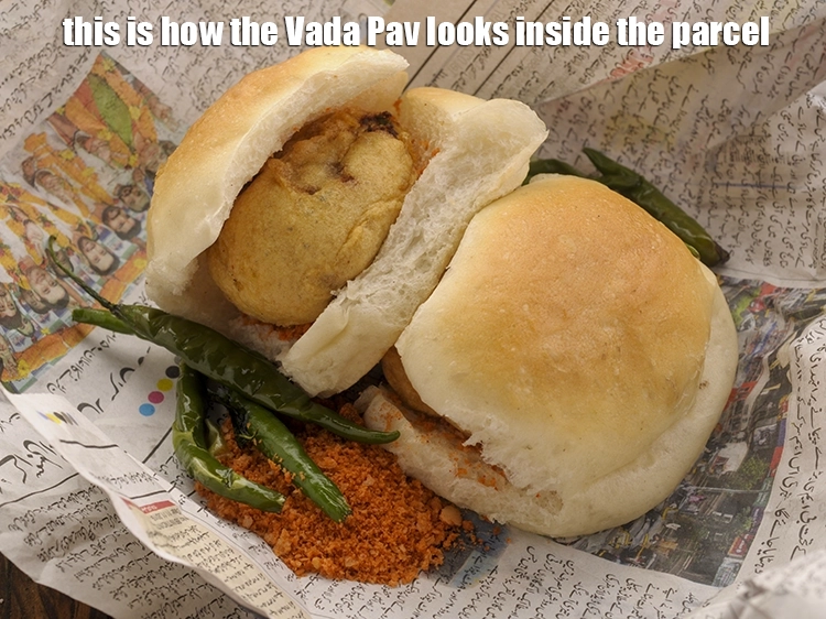 स्टेप 28 – <p>इस तरह <strong>वड़ा पाव</strong> पार्सल के अंदर दिखता है। आपको …