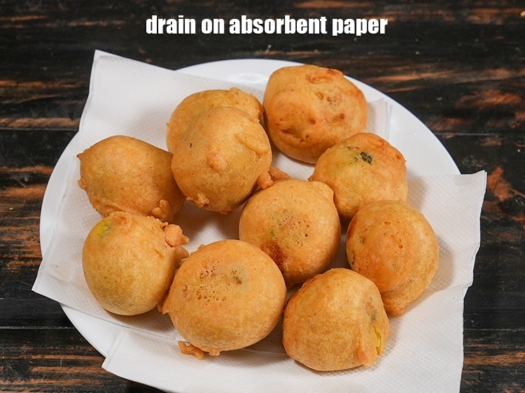 स्टेप 43 – <p><span style="background-color:rgb(255,255,255);color:rgb(0,0,0);">तेल सोखने वाले कागज़ पर निकालकर एक तरफ रख …