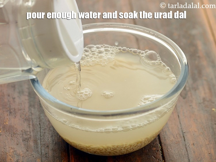 स्टेप 3 – <p>धुली हुई उड़द दाल को छानकर एक बर्तन में निकाल …