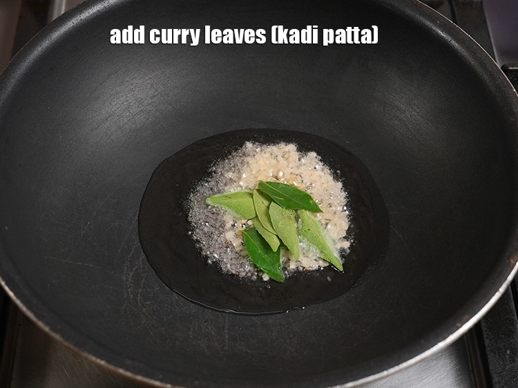 स्टेप 10 – <p>करी पत्ता डालें।</p>