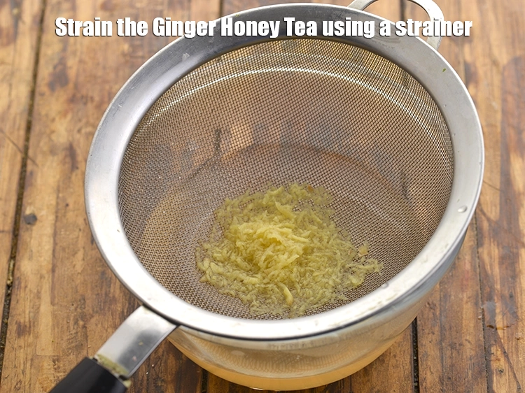 स्टेप 7 – <p>छलनी का उपयोग करके अदरक शहद चाय को छान लें।</p>