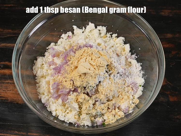 स्टेप 6 – <p><span style="background-color:rgb(255,255,255);color:rgb(0,0,0);">1 टेबल-स्पून </span><a href="https://www.tarladalal.com/glossary-besan-chana-dal-flour-bengal-gram-flour-hindi-952i"><u>बेसन ( besan )</u></a> डालें।</p>