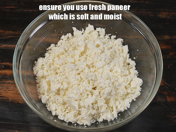 स्टेप 19 – <p><span style="background-color:rgb(255,255,255);color:rgb(0,0,0);">एक गहरे कटोरे में, क्रम्बल पनीर लें। आप इसे …