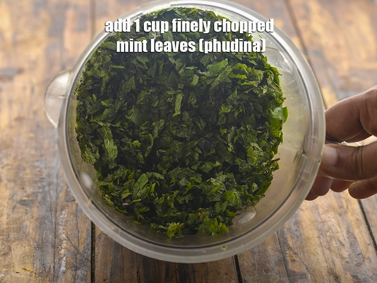 स्टेप 13 – <p>इसमें 1 कप <a href="/glossary-mint-leaves-pudina-phudina-hindi-521i#ing_2368"><u>कटे हुए पुदीने के पत्ते (chopped …