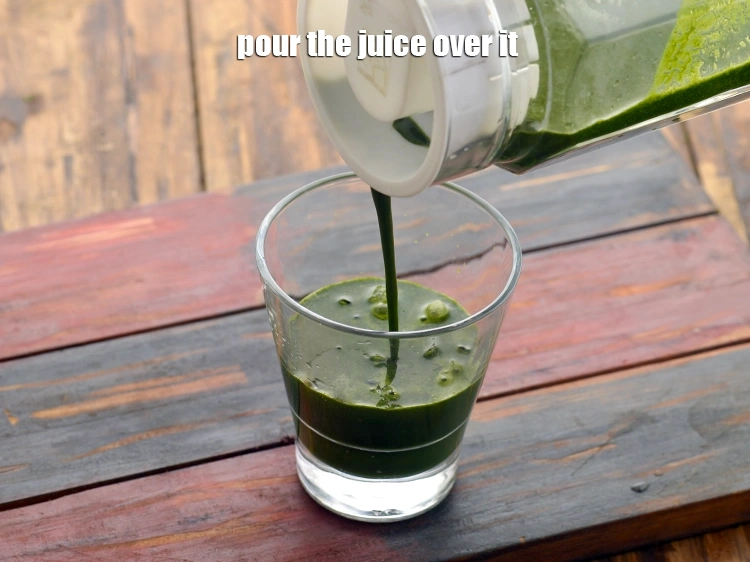 स्टेप 23 – <p>वजन कम करने वाले पालक के जूस को गिलास में …