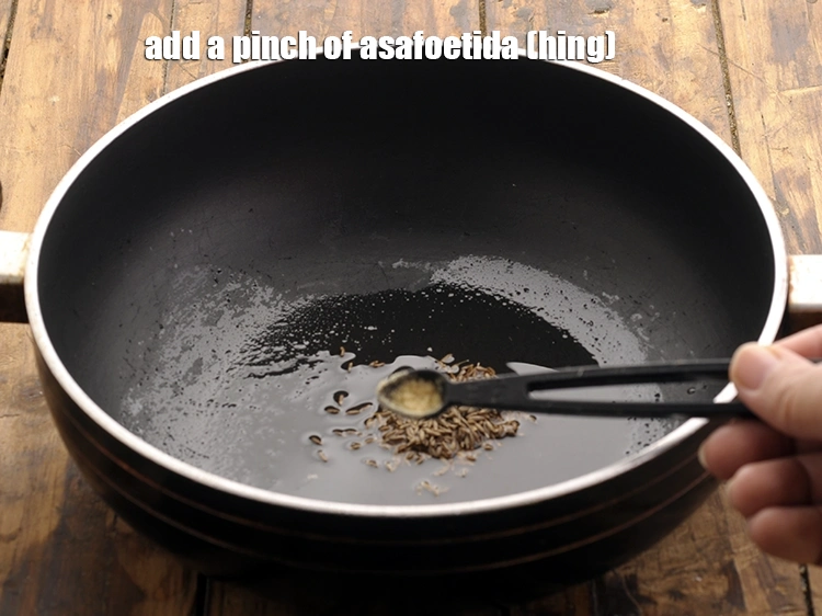 स्टेप 18 – <p>जब जीरा चटकने लगे तो हींग डालें।</p>