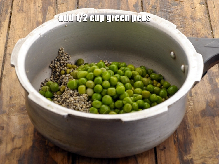 स्टेप 12 – <p>हरे मटर डालें। फण्सी, गाजर, शिमला मिर्च जैसी अन्य सब्जियां …