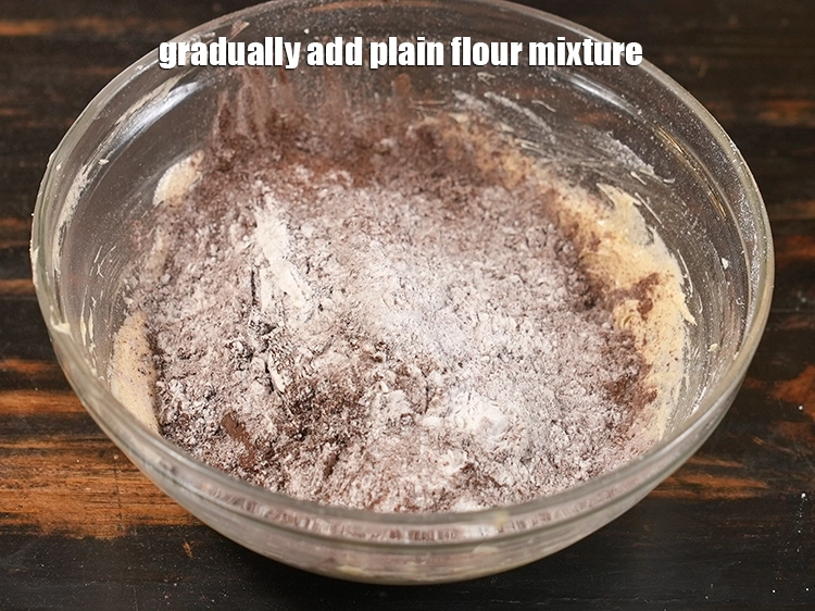 स्टेप 47 – <p>धीरे-धीरे मैदा मिश्रण डालें।&nbsp;</p>