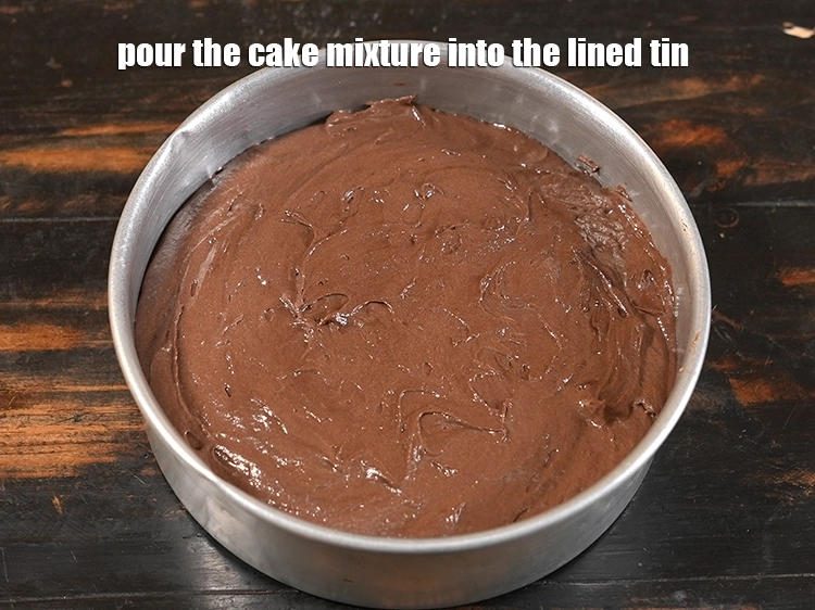 स्टेप 50 – <p>केक के मिश्रण को टिन में डालें।</p>