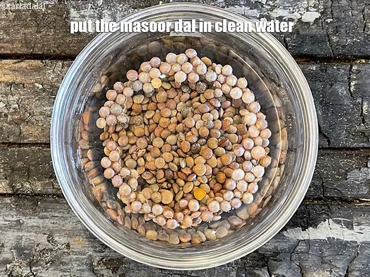 स्टेप 2 – <p>मसूर दाल को साफ पानी में डालें।</p>
