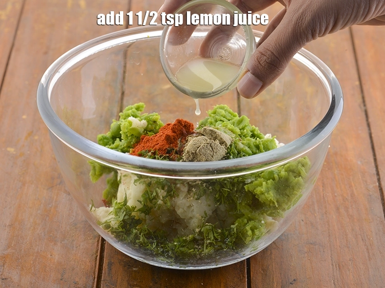 स्टेप 8 – <p>साथ ही, <span style="background-color:rgb(255,255,255);color:rgb(0,0,0);">1 1/2 टी-स्पून </span><a href="https://www.tarladalal.com/glossary-lemon-nimbu-hindi-428i#ing_2754"><u>नींबू का रस …