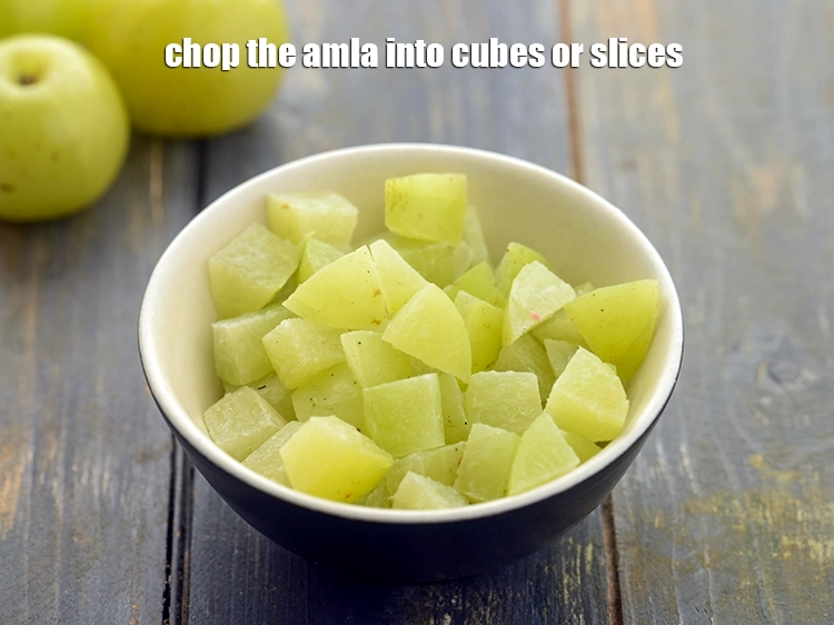 स्टेप 6 – <p>आंवले को क्यूब्स में या स्लाइस में काट लें।</p>
