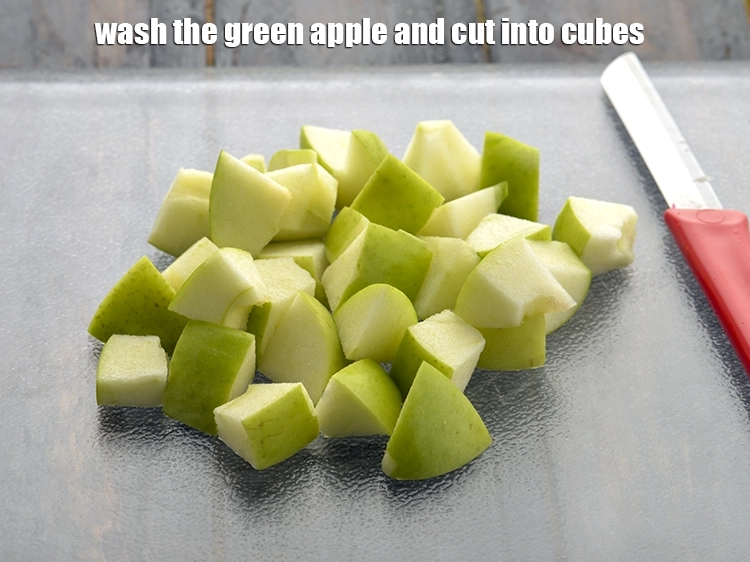 स्टेप 7 – <p><a href="https://www.tarladalal.com/glossary-green-apple-hara-seb-hindi-1176i#ing_3057"><u>हरा सेब</u></a> को धो लें और क्यूब्स में काट …