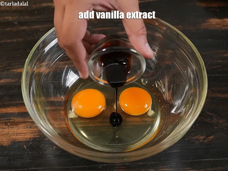 स्टेप 9 – <p>1 टी-स्पून <a href="https://www.tarladalal.com/glossary-vanilla-essence-hindi-406i"><u>वैनिला एसेंस</u></a> डालें।</p>