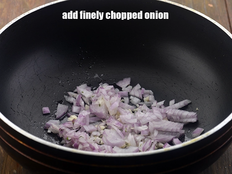 स्टेप 3 – <p><span style="background-color:rgb(255,255,255);color:rgb(0,0,0);">1/4 कप </span><a href="https://www.tarladalal.com/glossary-onions-pyaz-pyaaz-kanda-hindi-548i#ing_2327"><u>कटा हुआ प्याज़ (chopped onions)</u></a> डालें। …