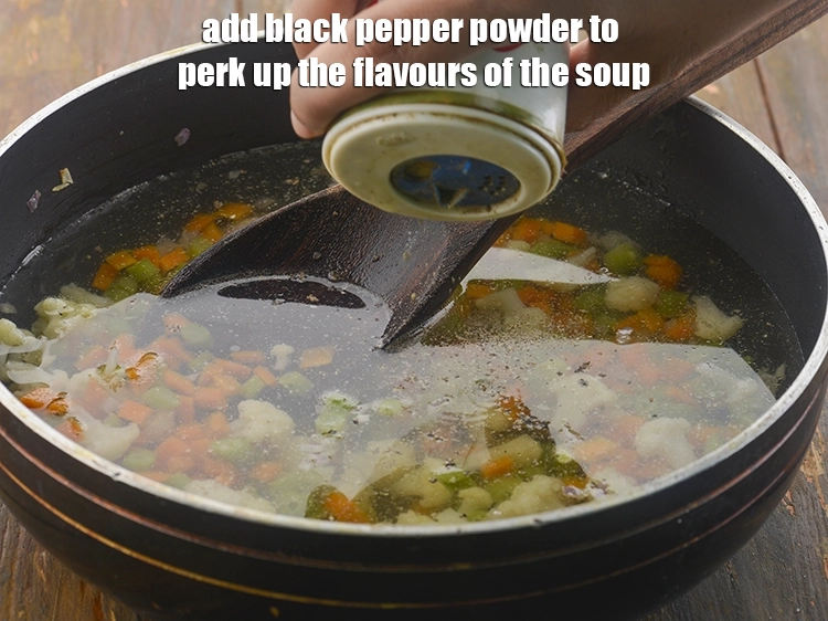 स्टेप 8 – <p><span style="background-color:rgb(255,255,255);color:rgb(0,0,0);">सूप को जायके से भरने के लिए ताजी पिसी …