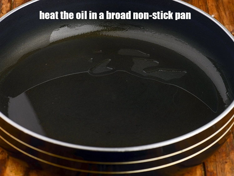 स्टेप 9 – <p>एक चौड़े नॉन-स्टिक पैन में <span style="background-color:rgb(255,255,255);color:rgb(0,0,0);">1 टेबल-स्पून </span><a href="https://www.tarladalal.com/glossary-oil-hindi-671i"><u>तेल …